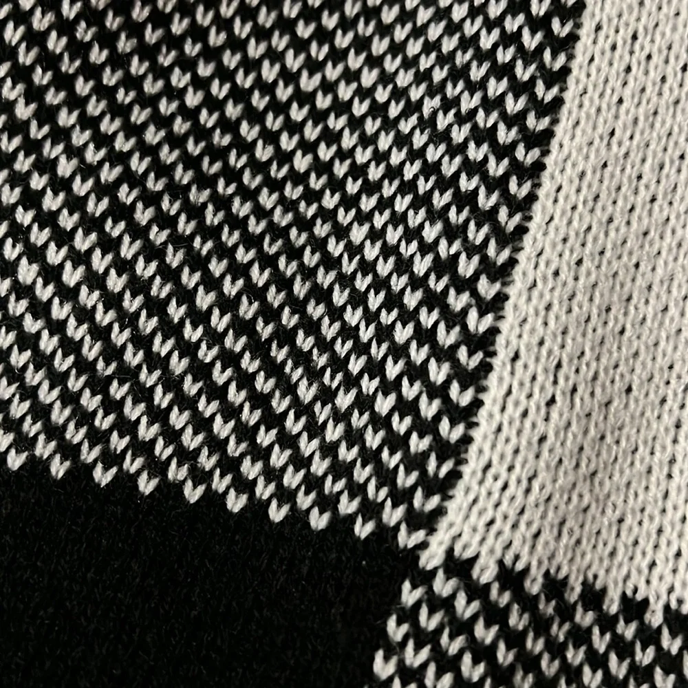 3/$20 Black & White Box Pattern Long Sleeve Crop Sweater - Picture 2 of 5